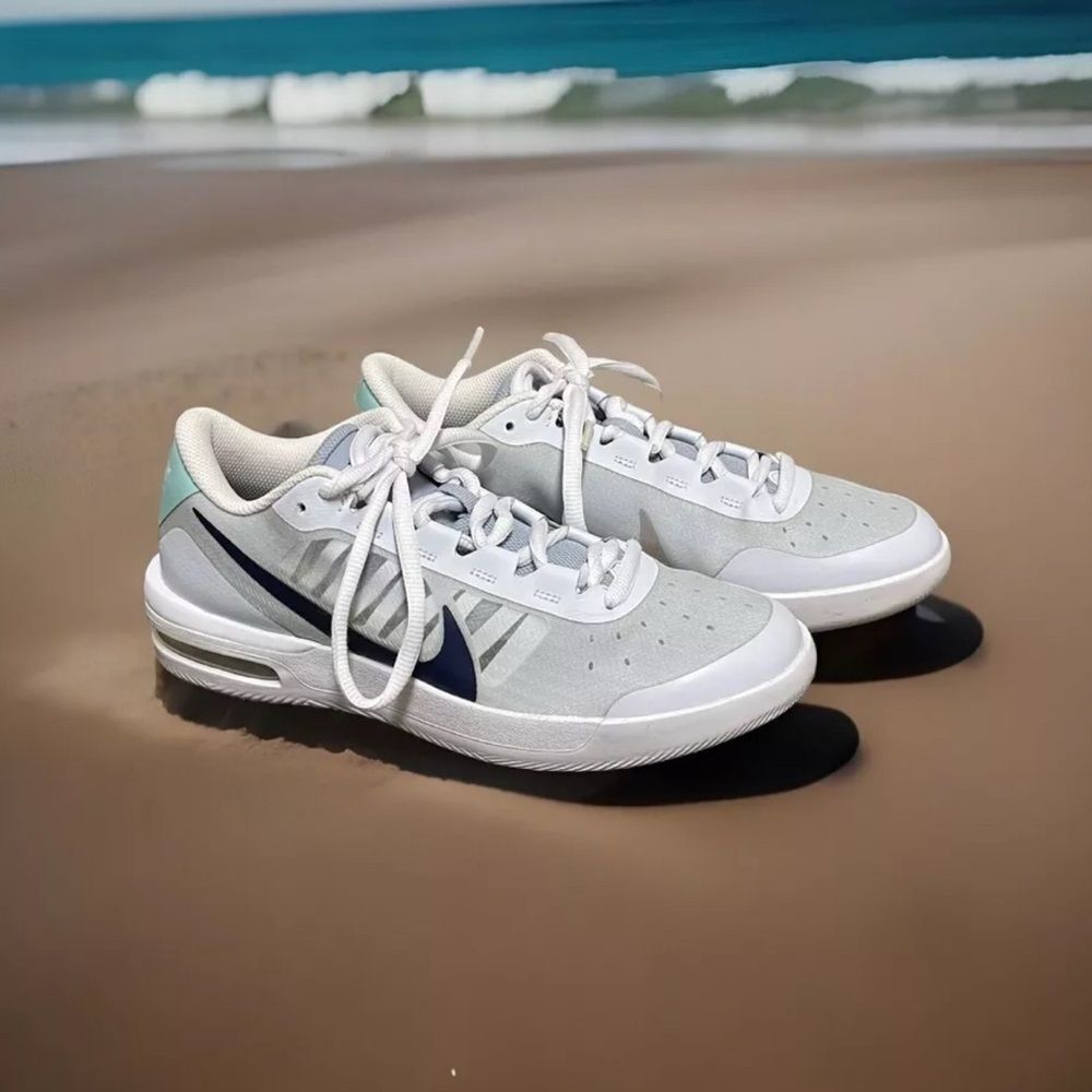 Nike Women's Light Gray and Navy Athletic Sneakers